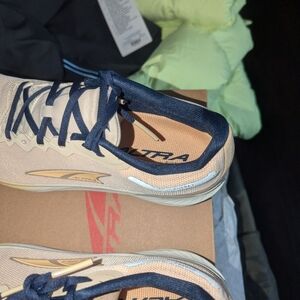 NWT Altra riveria 3 women size 9.5